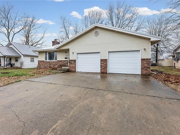 Listing photo 2