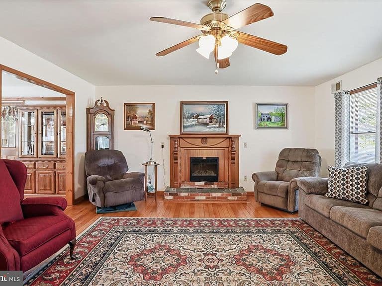 Listing photo 3