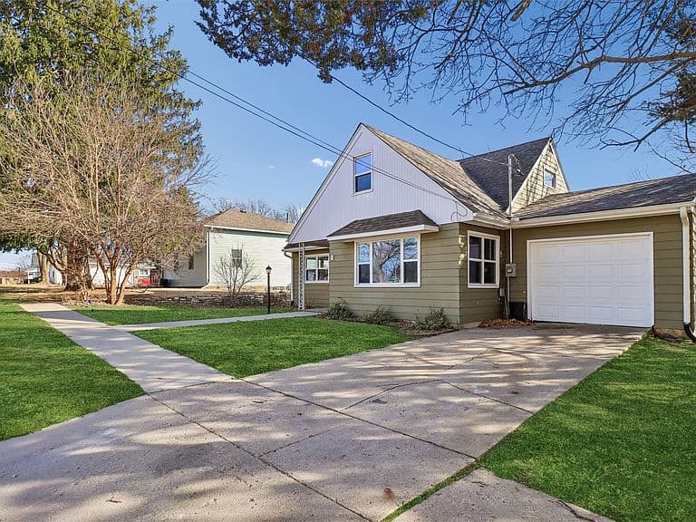 Listing photo 2