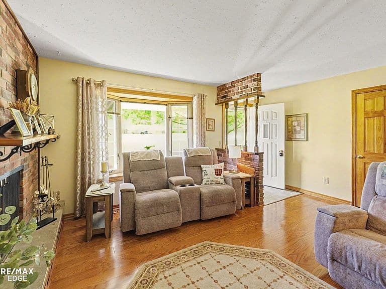 Listing photo 3