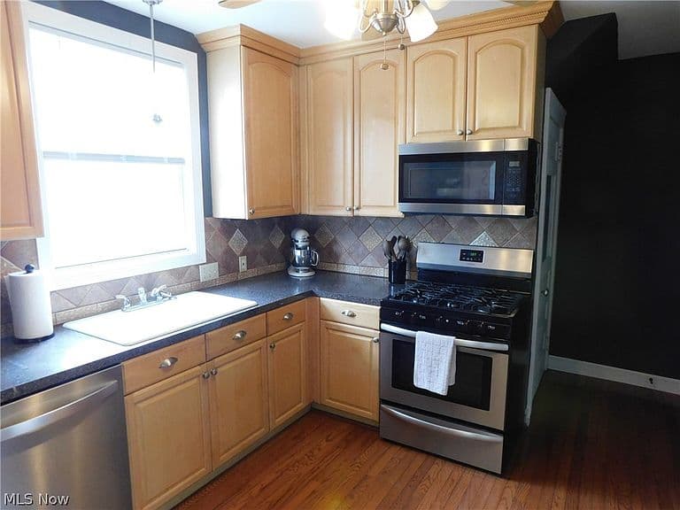 Listing photo 3