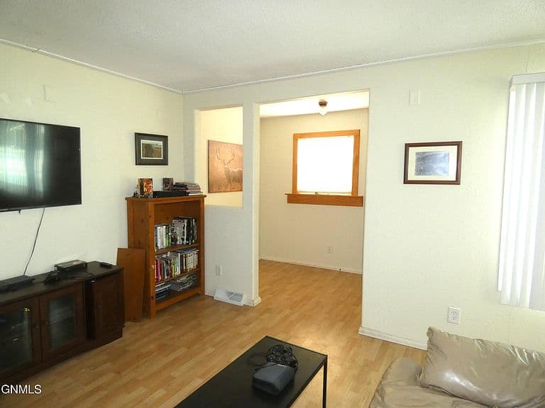 Listing photo 5