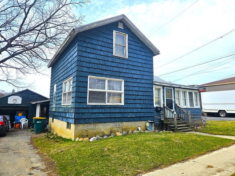 Listing photo 2