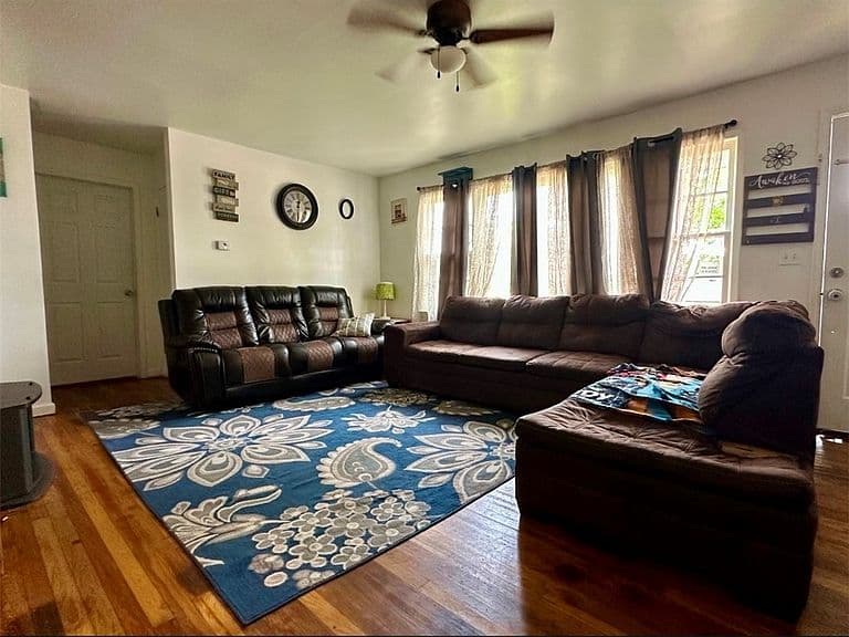 Listing photo 3