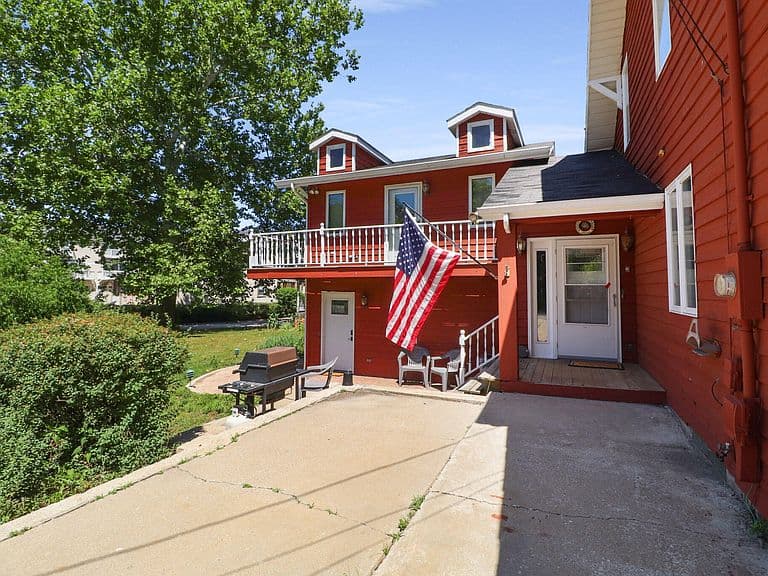 Listing photo 2