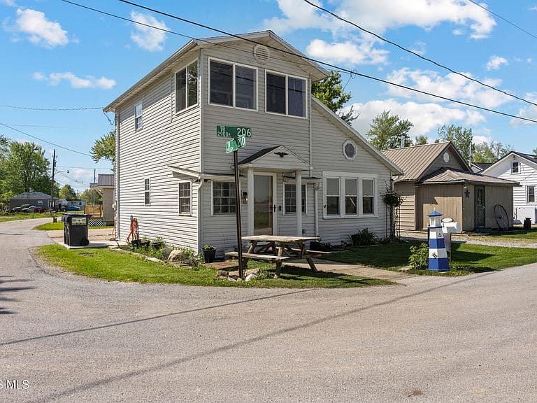 Listing photo 2