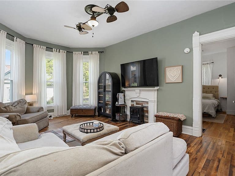 Listing photo 2