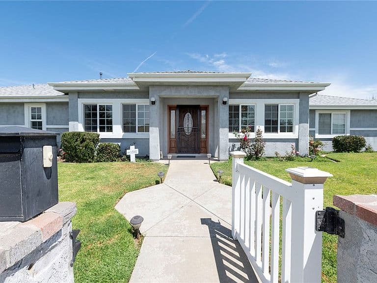 Listing photo 2