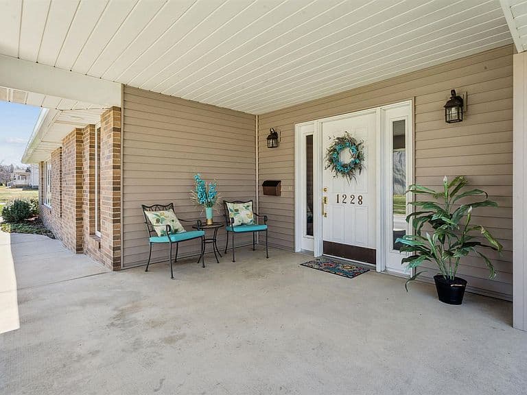 Listing photo 2