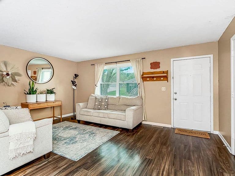 Listing photo 2