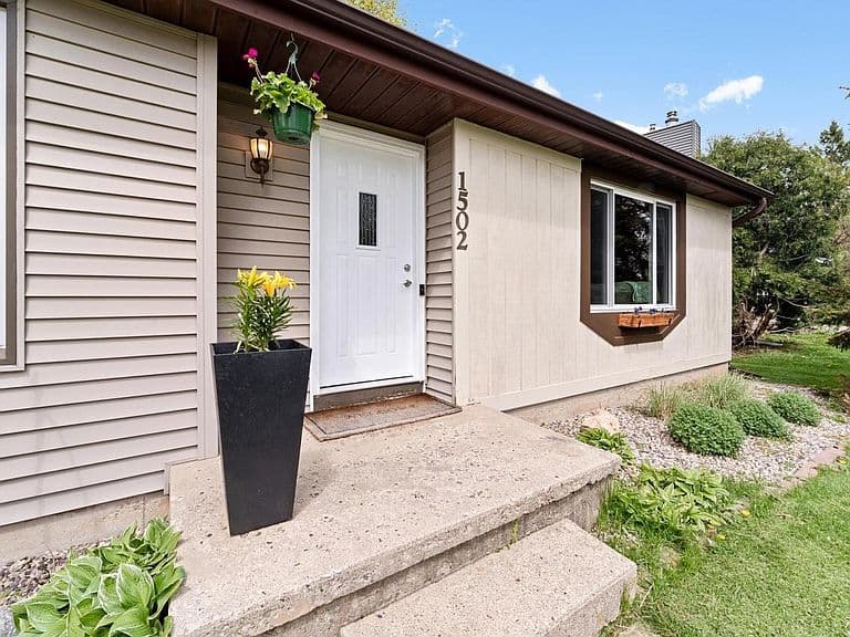Listing photo 2