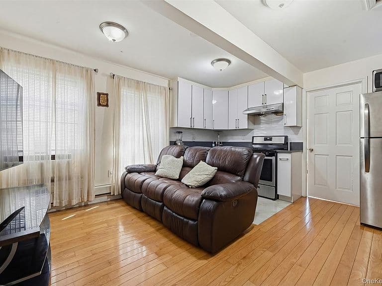 Listing photo 2