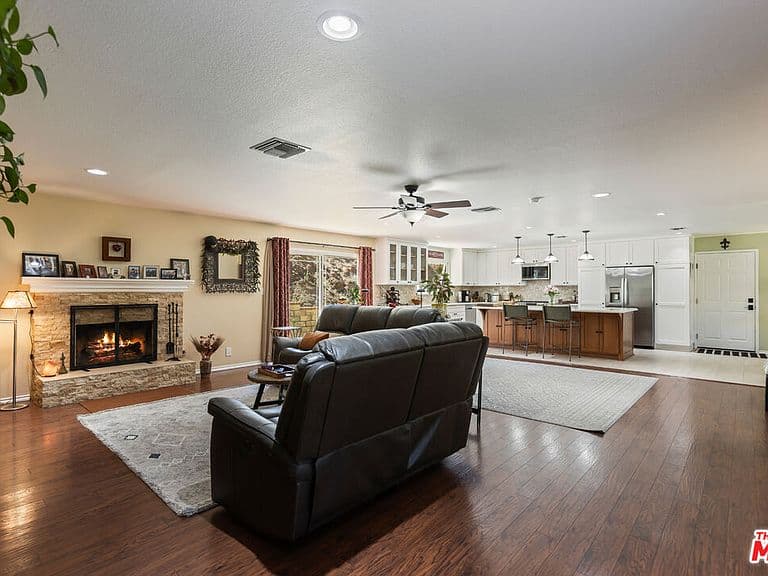 Listing photo 3