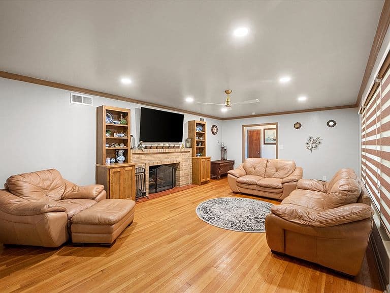 Listing photo 4