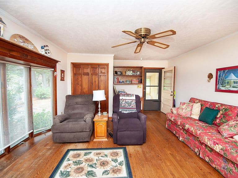 Listing photo 3