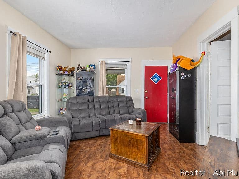 Listing photo 4