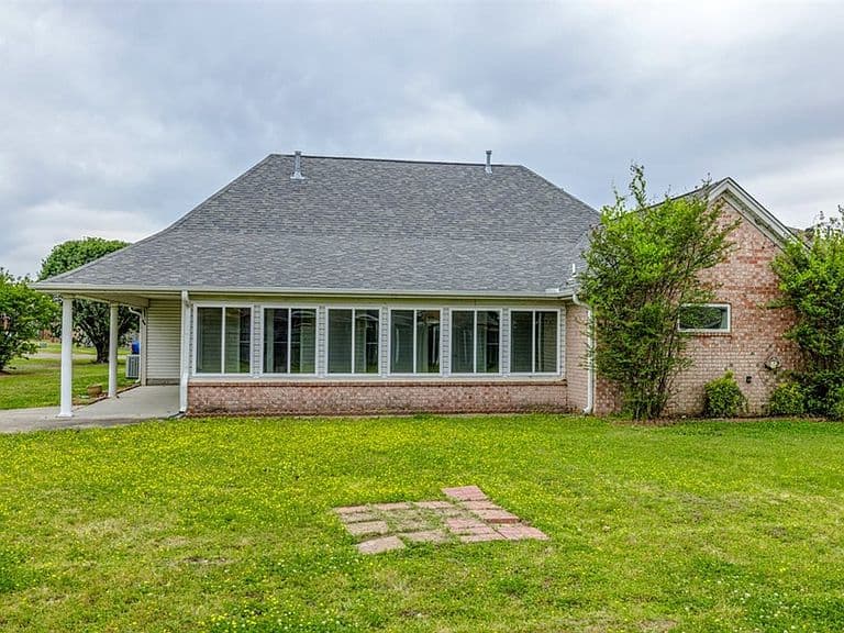 Listing photo 2
