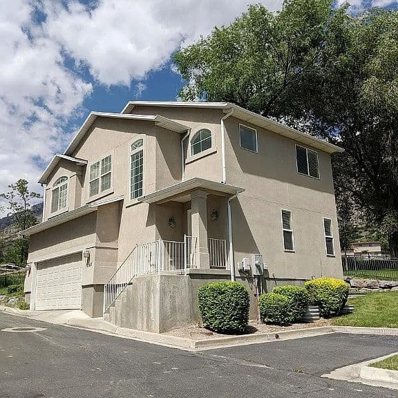 Listing photo 2