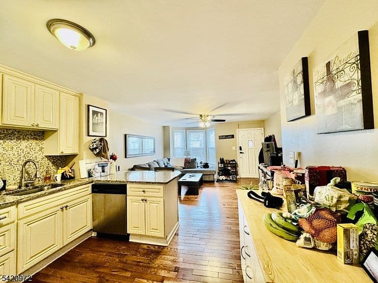 Listing photo 5