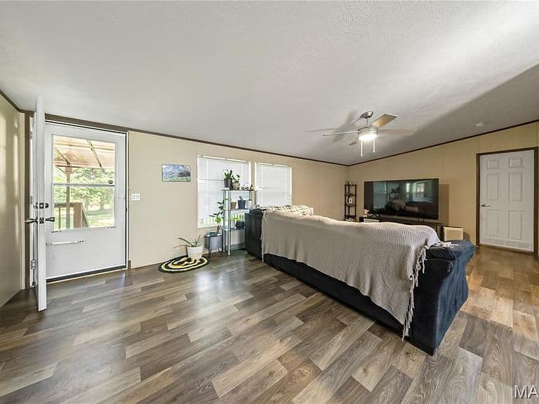 Listing photo 5