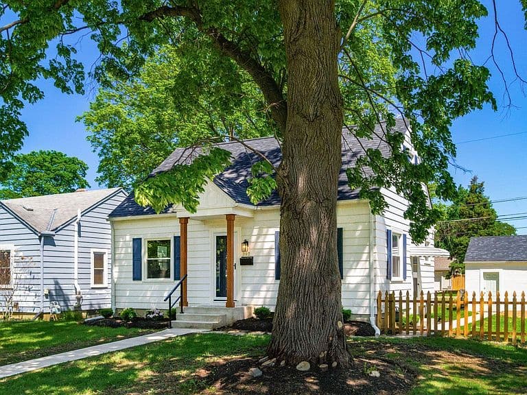 Listing photo 2