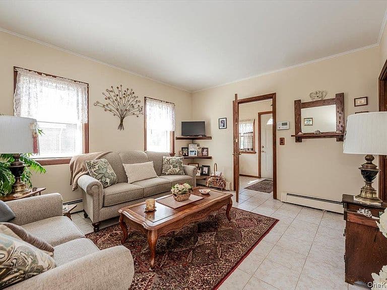 Listing photo 2