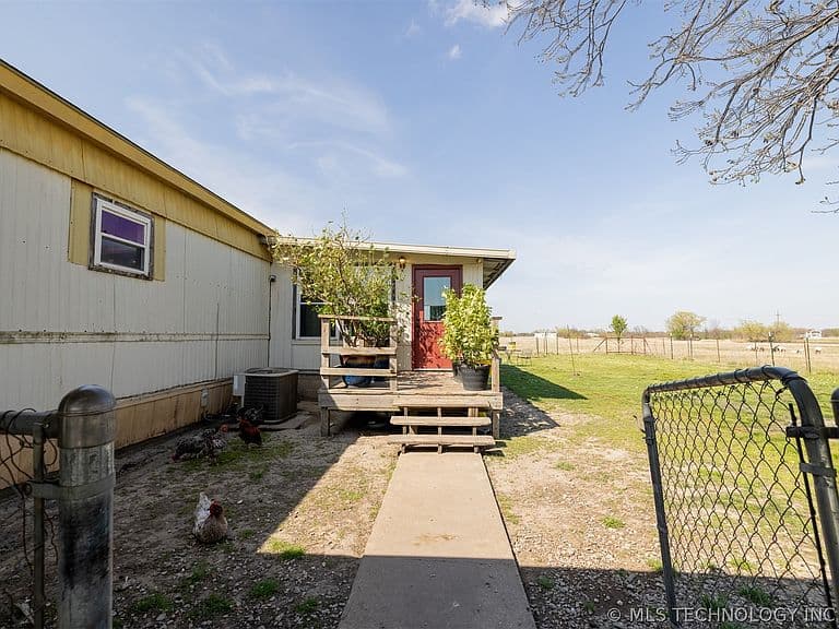 Listing photo 3