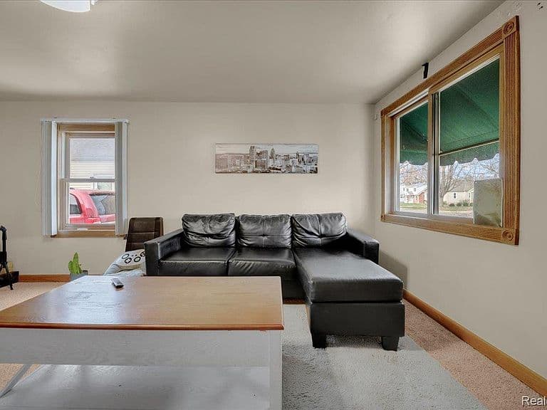 Listing photo 4