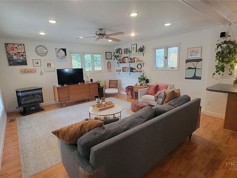 Listing photo 5