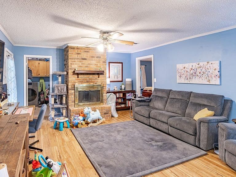 Listing photo 3