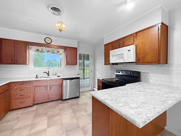Listing photo 5