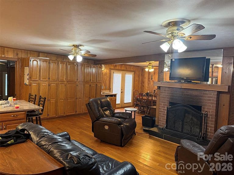 Listing photo 5