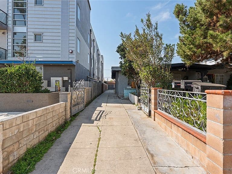 Listing photo 4