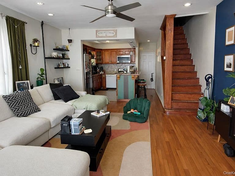 Listing photo 3