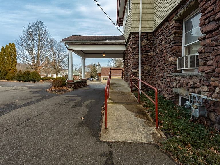Listing photo 5