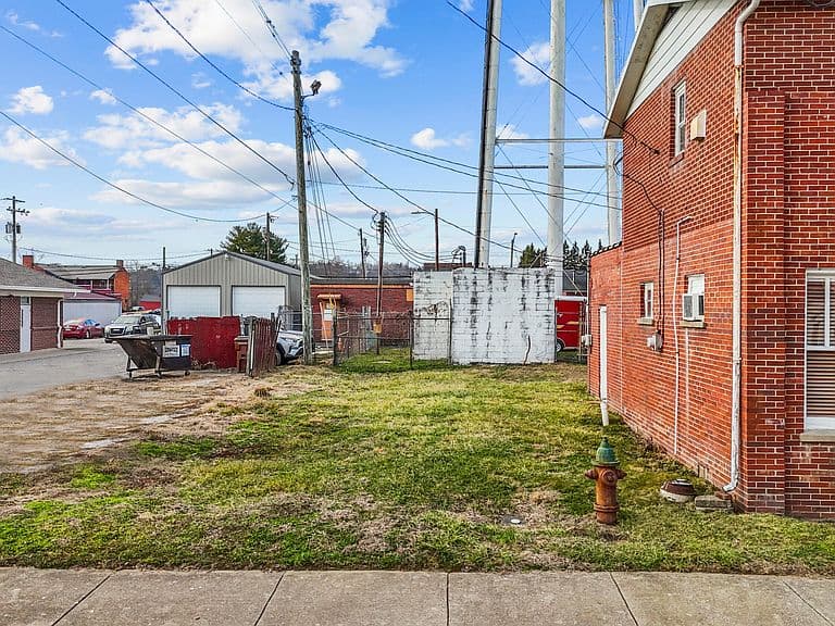 Listing photo 5