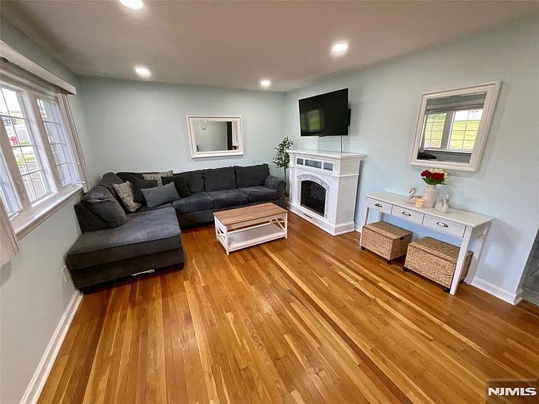 Listing photo 3