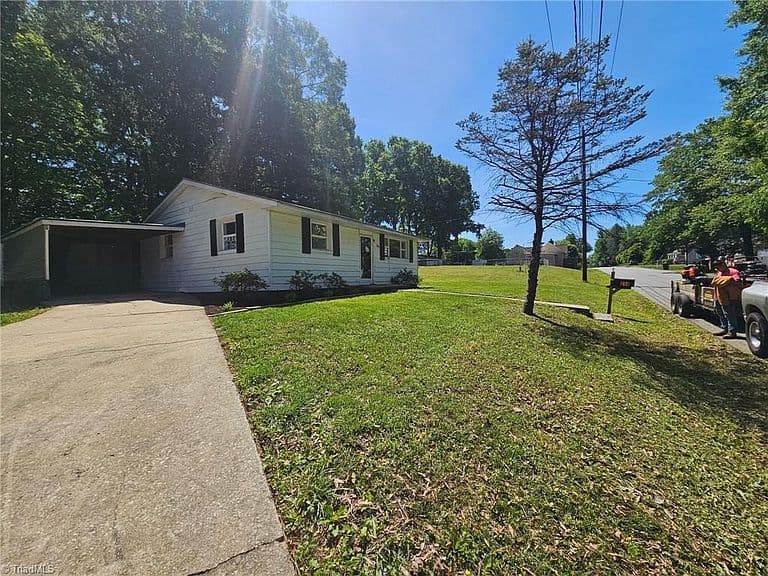 Listing photo 2