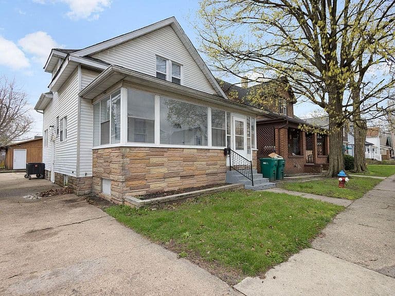 Listing photo 2