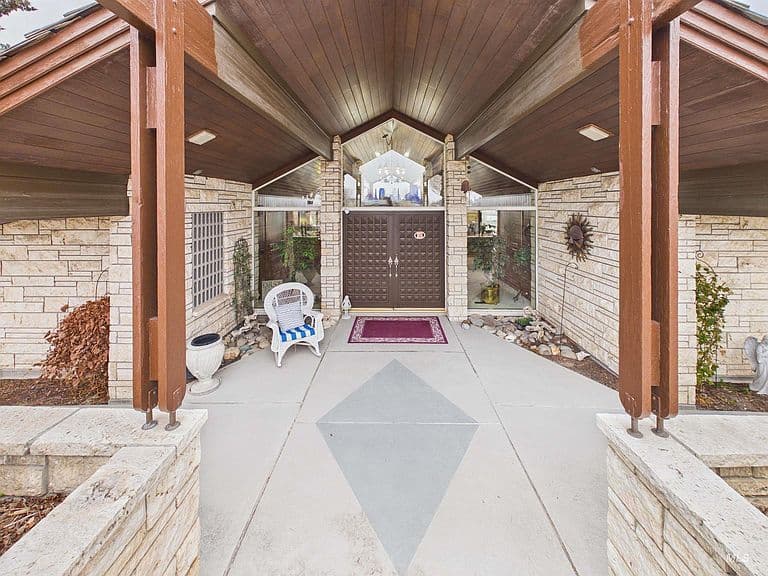 Listing photo 2