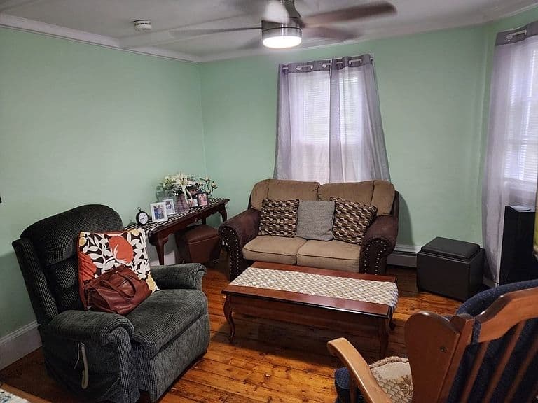 Listing photo 2