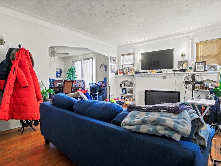 Listing photo 3