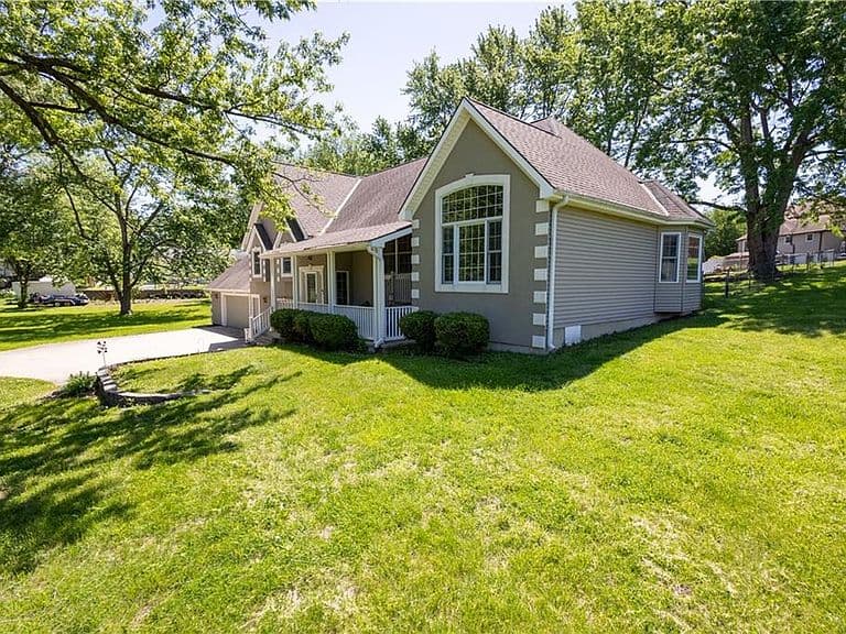 Listing photo 2