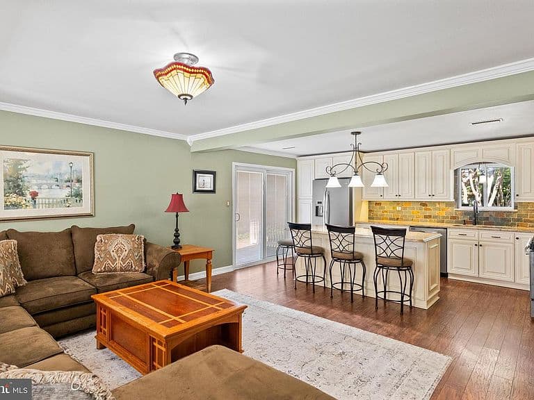 Listing photo 5