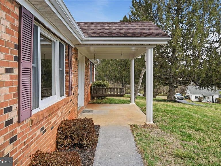 Listing photo 3