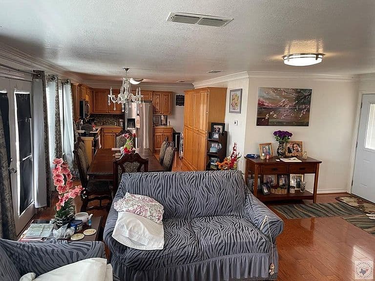 Listing photo 5