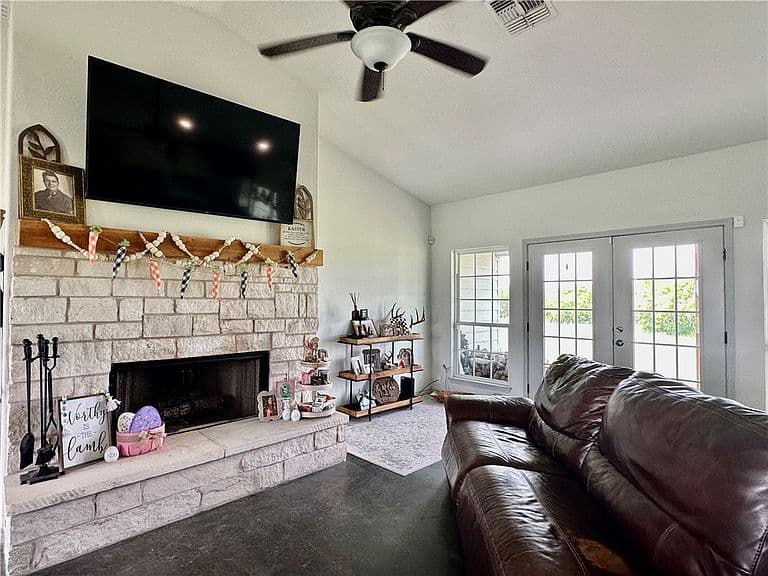 Listing photo 3