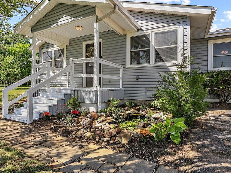 Listing photo 3
