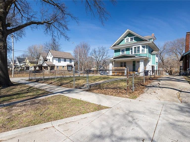 Listing photo 2