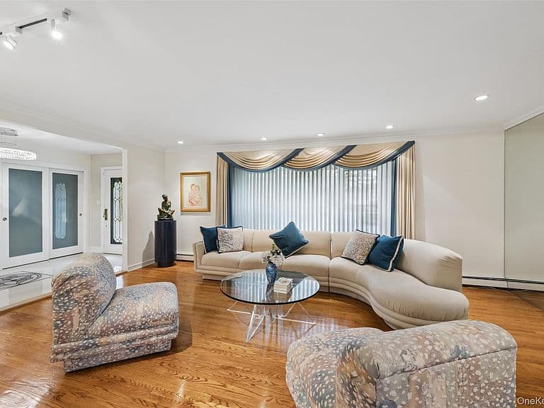 Listing photo 4